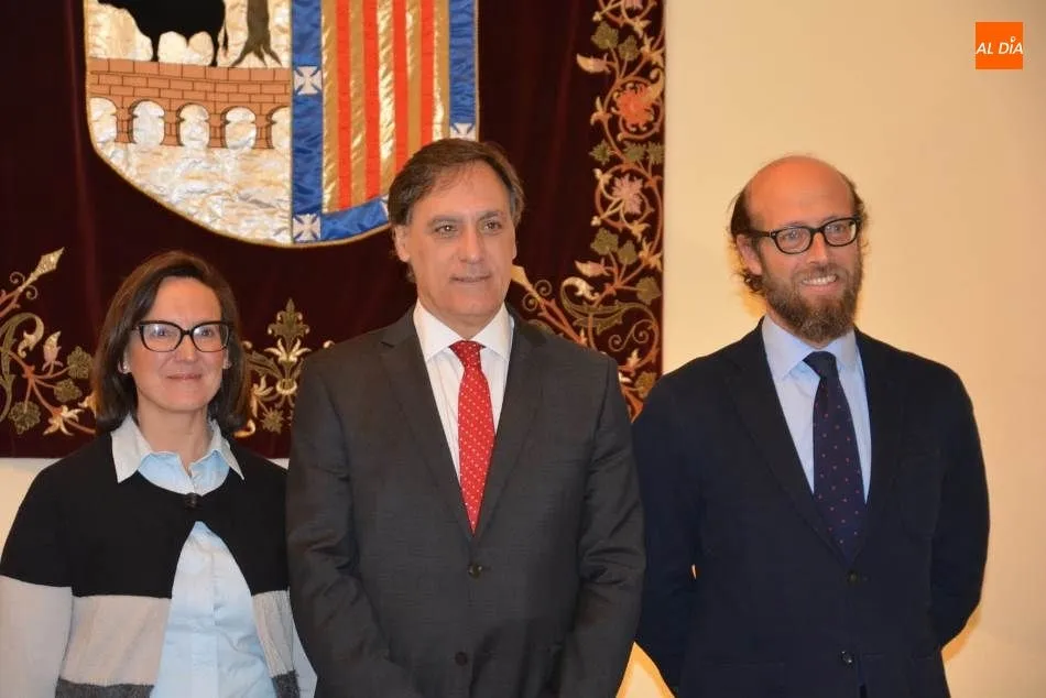 El alcalde de Salamanca, Carlos García Carbayo, junto al director general de la Fundación Toro de Lidia, Borja Cardelús, y a la coordinadora de esta entidad en la provincia, Beatriz Montejo
