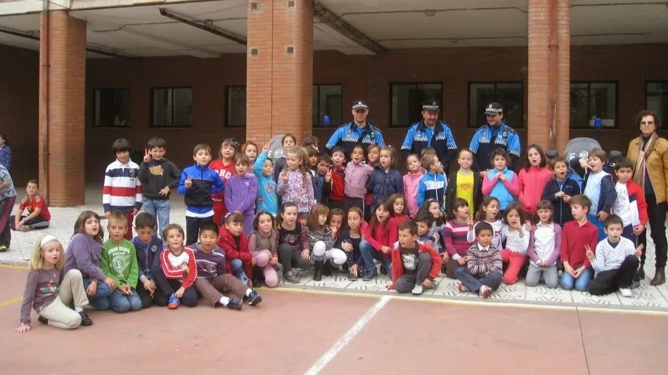 Alumnos del colegio Juan Jaén en un acto con la Policía Local
