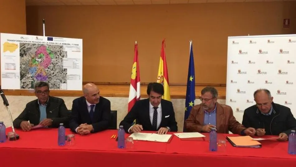 Firma del convenio entre el ITACYL y el canal de regantes de La Armuña en Poveda de las Cintas