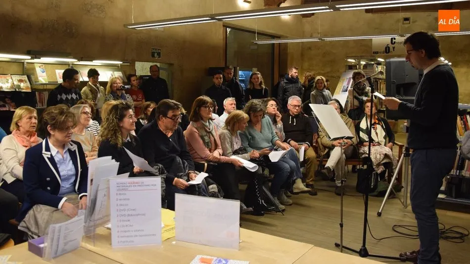 Un momento de las lecturas en la Biblioteca Casa de las Conchas. Foto: Eva Fernández