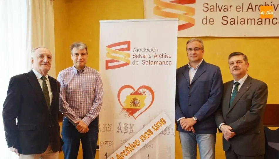 El alcalde de Guijuelo, Julián Ramos, junto a los dirigentes de la Asociación Salvar el Archivo de Salamanca. Foto de Lydia González