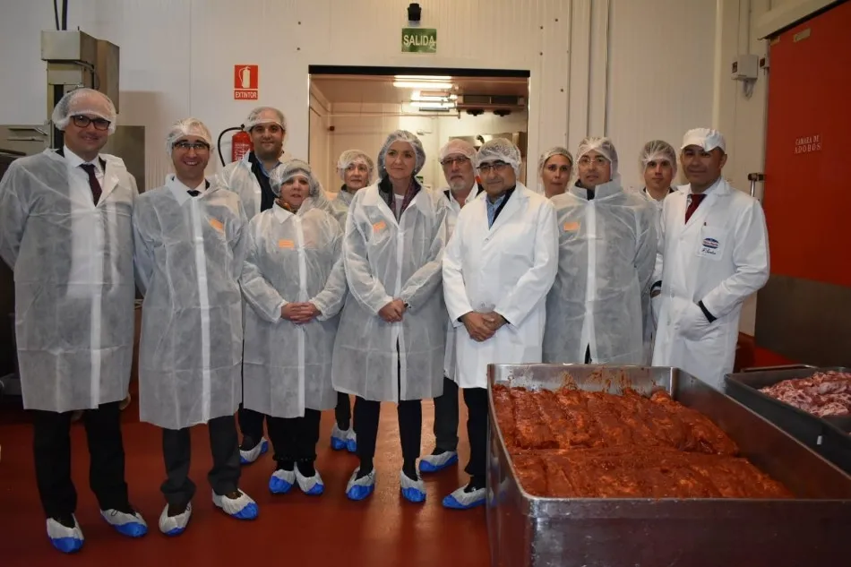 La villa recibe la visita de la ministra de Industria, Reyes Maroto