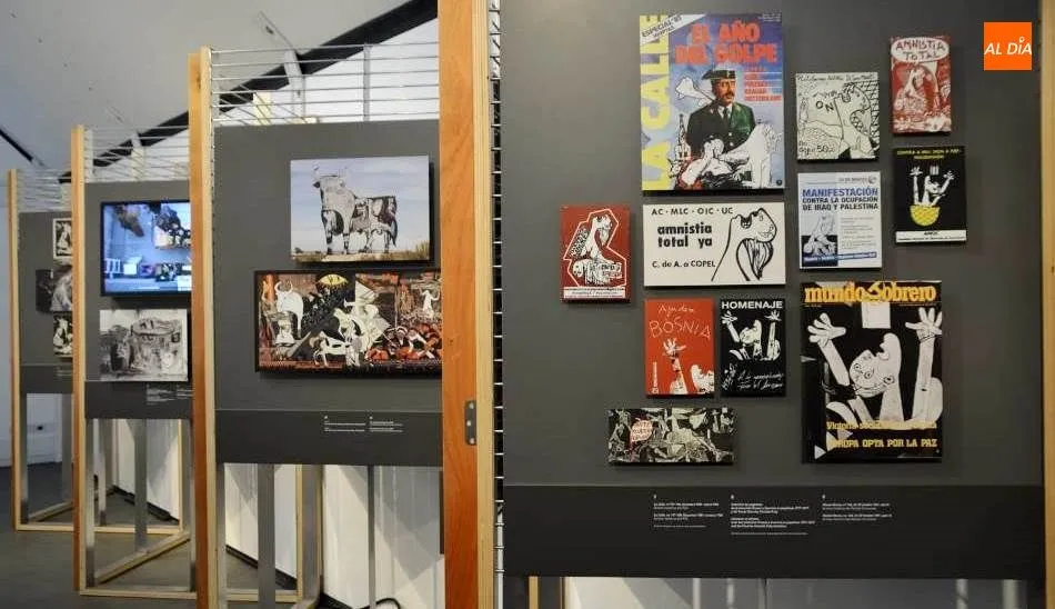 Algunos de los paneles incluidos en esta exposición, que se encuentra en una carpa ubicada en la plaza de Anaya. Foto de Lydia González