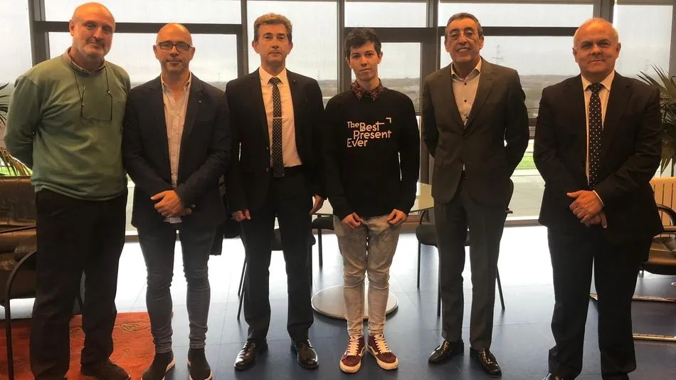 Alejandro Hernández Gómez, ganador de la fase nacional de la X Olimpiada de Geología, en el centro, junto al delegado de la Junta, Bienvenido Mena