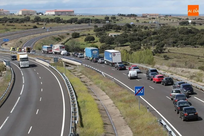 Largas retenciones en la A-66, en ambos carriles, sentido Salamanca. Fotos: Kiko Robles