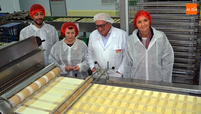 La ministra de Industria, Reyes Maroto, visitaba este jueves la empresa peñarandina Dulca