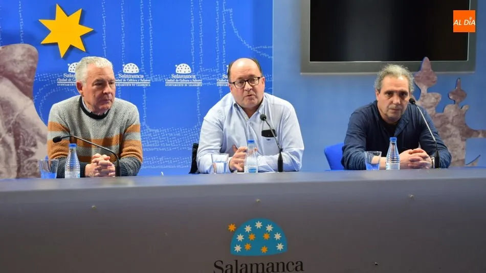 Manuel Muiños, en el centro, ha repasado en la Sala de la Palabra los 15 años de Proyecto Hombre. Foto: Eva Fernández