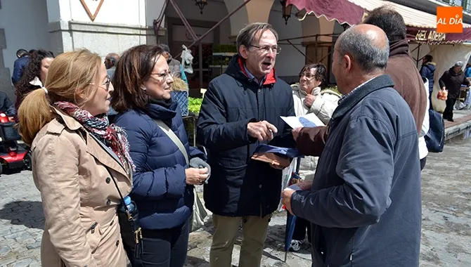 Los candidatos del PP al Congreso y el Senado ,María Jesús Moro y Gonzalo Robles, visitaban este jueves el mercadillo junto a Carmen Familiar y parte de la candidatura local