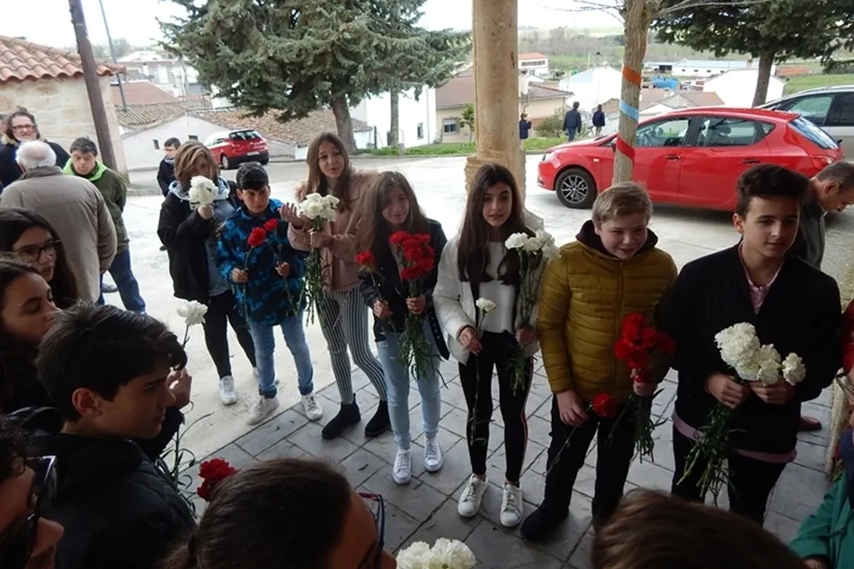 Claveles blanco y rojos en el día de los mayores de las Fiestas de Vega de Tirados