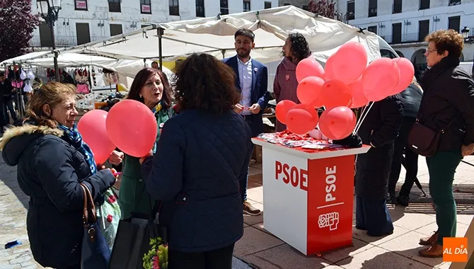 El Partido Socialista visitaba este jueves el mercadillo para realizar un encuentro con vecinos y pedir el voto en las elecciones generales