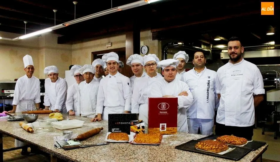 Participantes en el taller de hornazo promovido por Tegusta Salamanca. Foto de Elena López