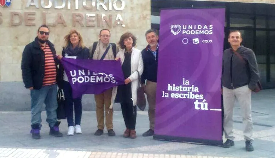 Isabel Muñoz y Luis García, candidatos de Unidas Podemos, en Villares de la Reina