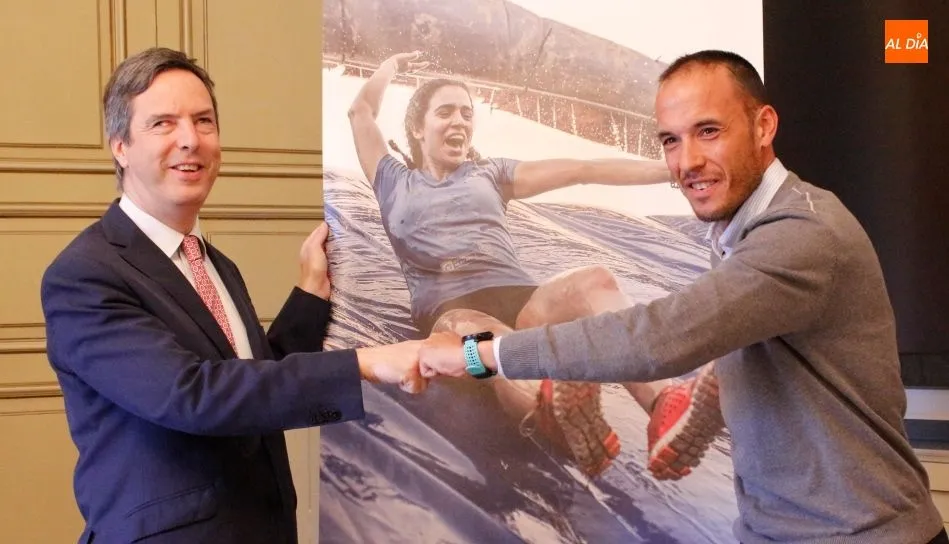 El concejal de Deportes en el Ayuntamiento de Salamanca, Enrique Sánchez-Guijo, y Rubén Morán, uno de los organizadores de la prueba