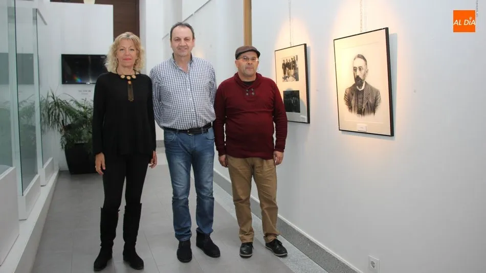 El concejal Antonio Vicente y la responsable de la oficina de turismo, María Teresa Marcos, en la inauguración de la exposición / MARIBEL