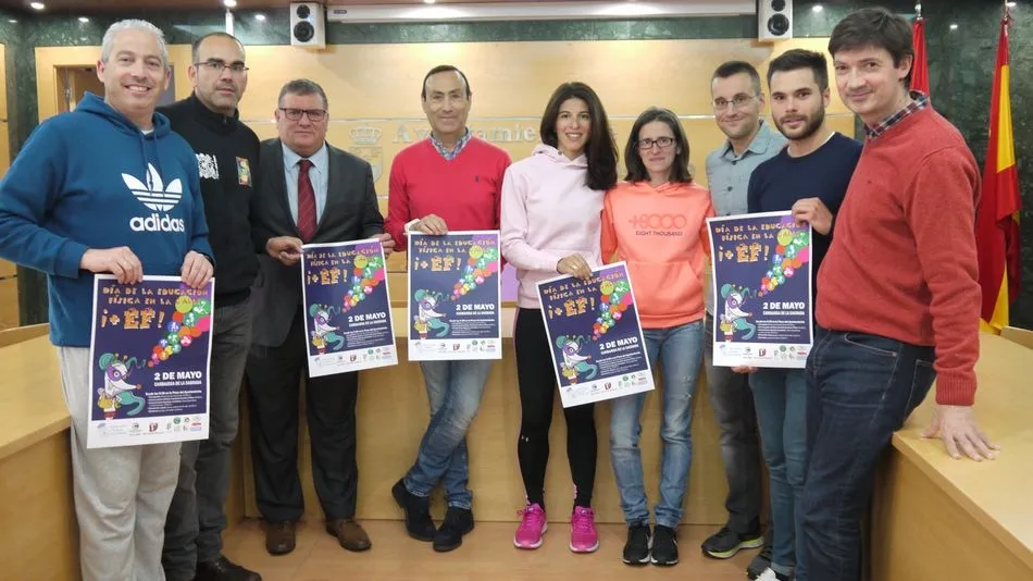 Pedro Samuel Martín, alcalde de Carbajosa de la Sagrada, en el centro, junto a los organizadores de este encuentro deportivo