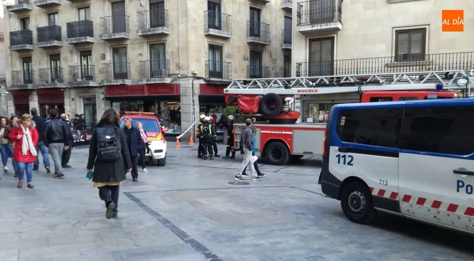 Bomberos y Policía Local en la Rúa Mayor. Foto de Eva Fernández