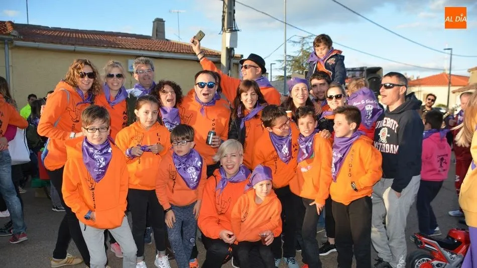 Las peñas han animado el inicio de fiestas/ Lydia González