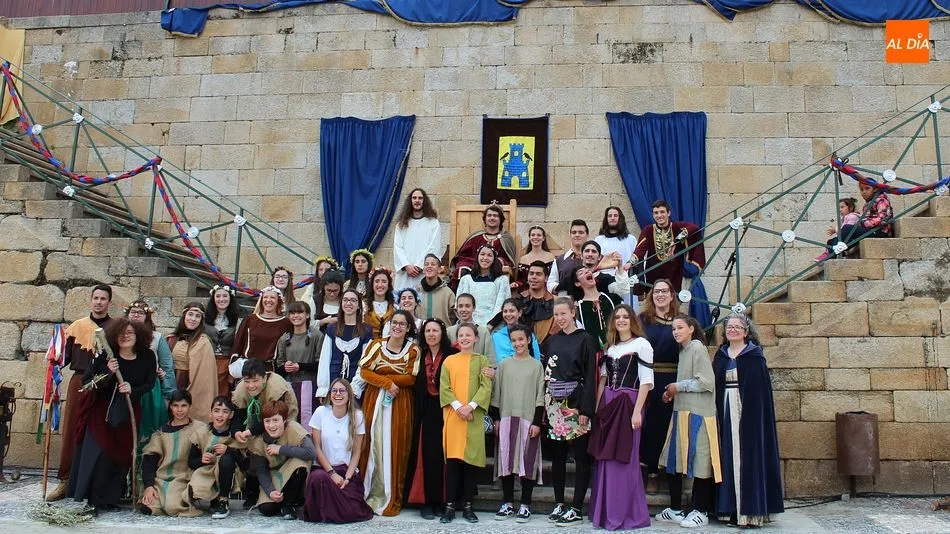 El rey D. Dinis y la reina Dña. Isabel con participantes del programa Conociéndonos/ Martín-Garay