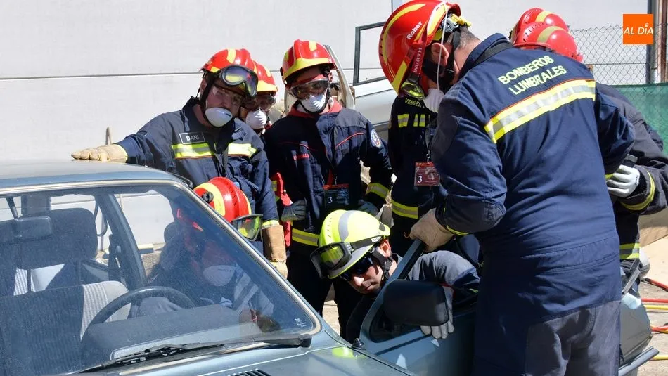 Un grupo de bomberos participando en el taller de técnicas de excarcelación / E. Corredera