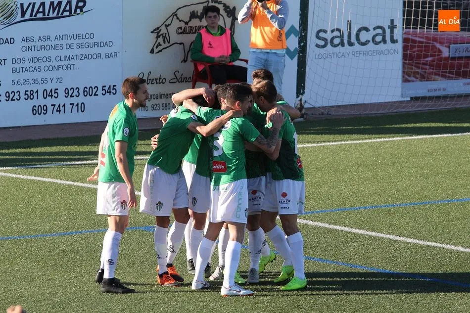 Los jugadores del CD Guijuelo abrazan a Jesús Muñoz tras marcar el gol de la victoria