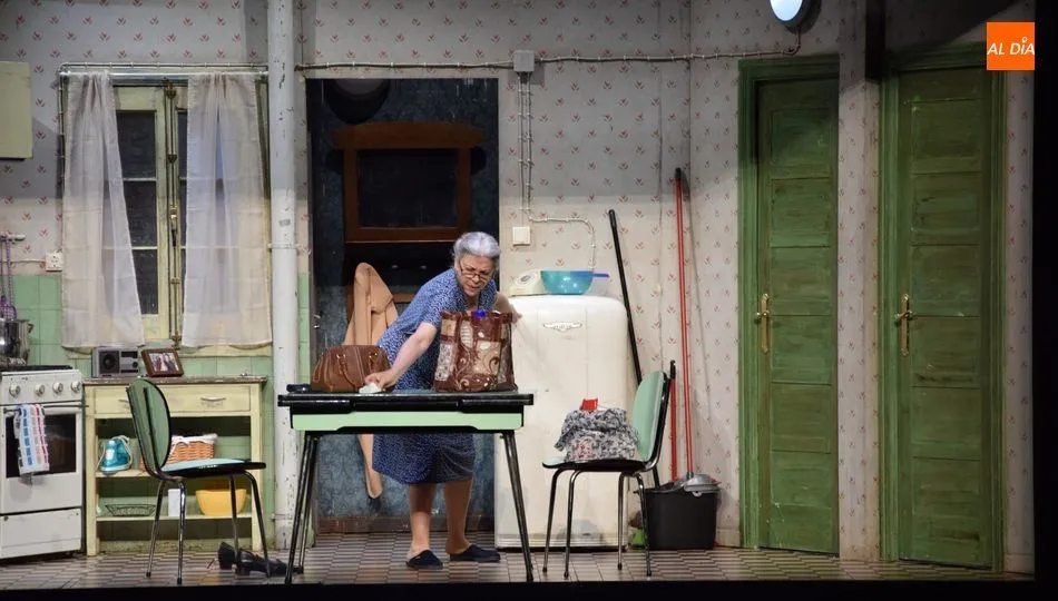 Una de las escenas de la obra protagonizada por Kity Manber. Foto de Eva Fernández