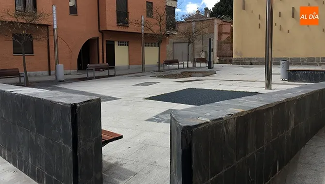Trabajadores del Ayuntamiento han reparado los desperfectos de la Plaza Juego de Pelota