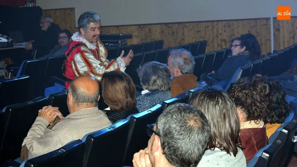 El actor Luis Miguel Orcajo dirigiendose al público en el patio de butacas / E. Corredera