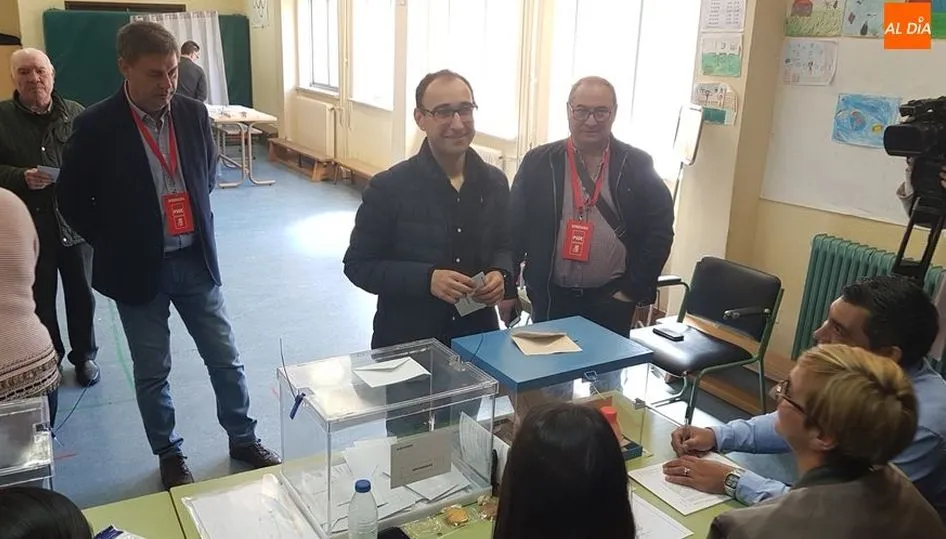 El cabeza de lista del PSOE al Congreso, David Serrada, vota en el colegio Virgen de la Vega