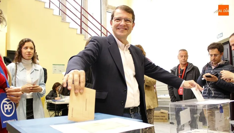 Alfonso Fernández Mañueco ejerce su derecho al voto. Foto de Elena López