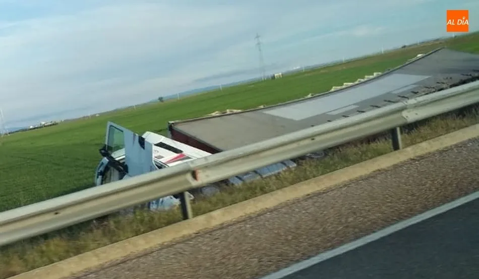 Camión volcado en la A-62