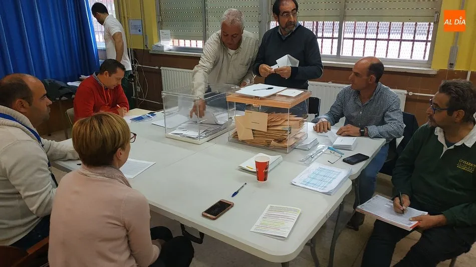 Una de las mesas electorales de Guijuelo en pleno recuento