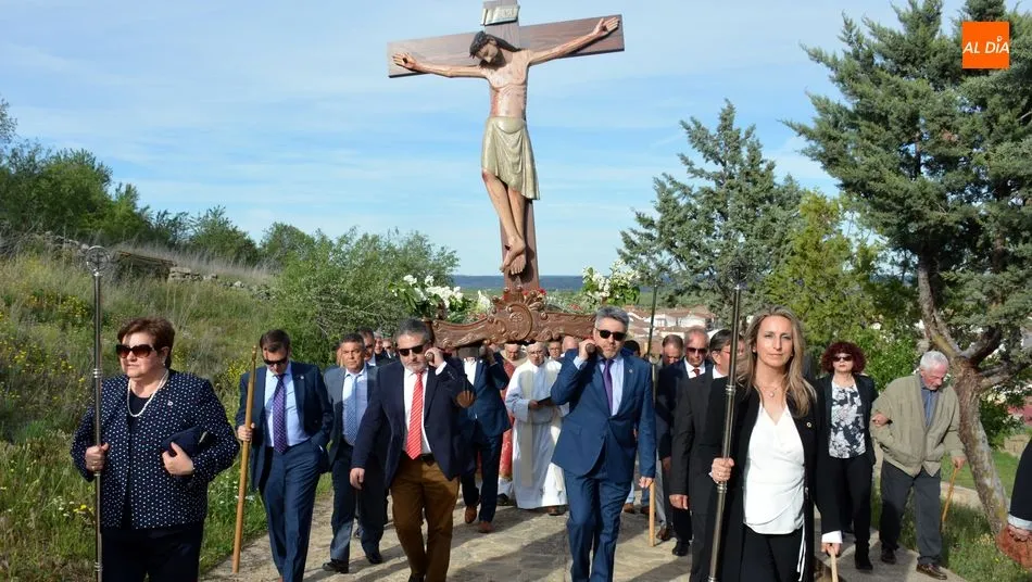 Mayordomos y Cofrades acompañan a la imagen del Cristo en la procesión de subida / E. Corredera