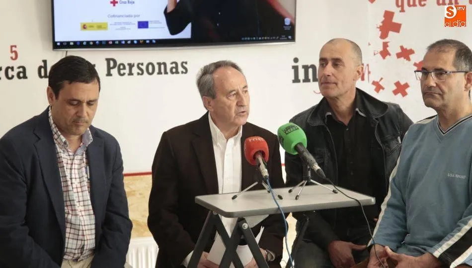 Jesús Juanes Galindo, presidente provincial de Cruz Roja en Salamanca, en el centro, en un acto anterior