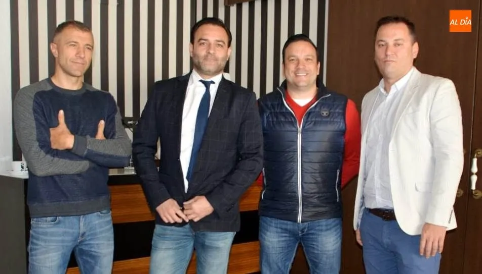 Álvaro Juanes, candidato a la presidencia de la Asociación de Hostelería de Salamanca, segundo por la derecha, junto a algunos de sus colaboradores. Foto de Lydia González
