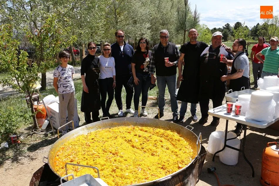 Miembros del Ayuntamiento, encabezados por el alcalde, Julián Ramos, en el reparto de paella