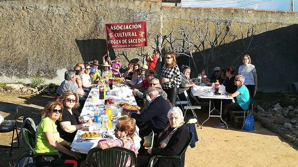 Miembros de la asociación de Monterrubio de la Sierra disfrutan del Lunes de Aguas