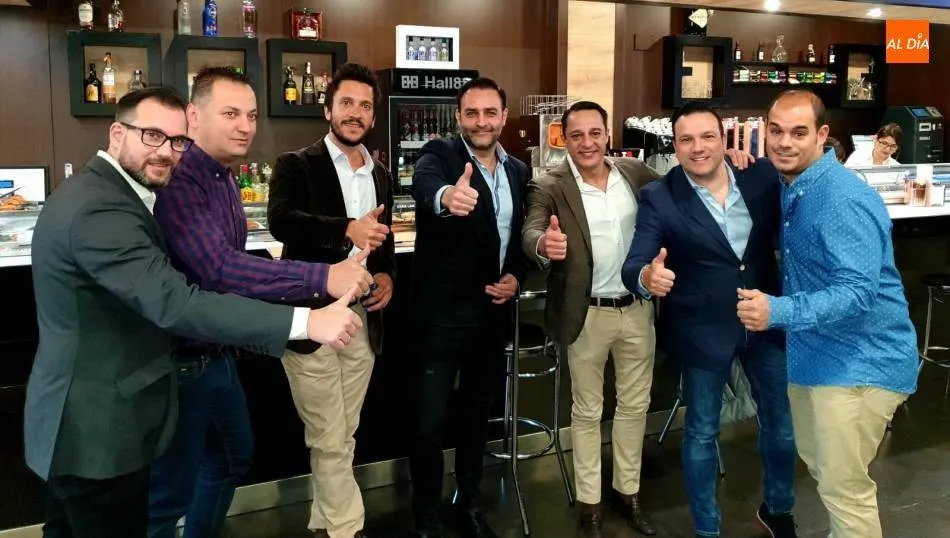 Álvaro Juanes, en el centro, junto al equipo con el que gestionará la Asociación de Hostelería de Salamanca. Foto de José Conde