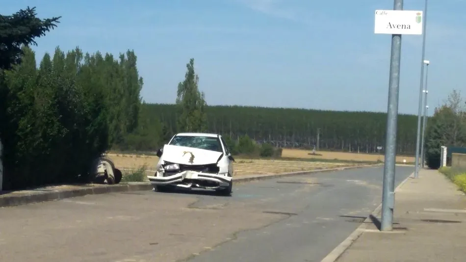 Coche accidentado en la calle Avena de la urbanización los Almendros, en Villamayor