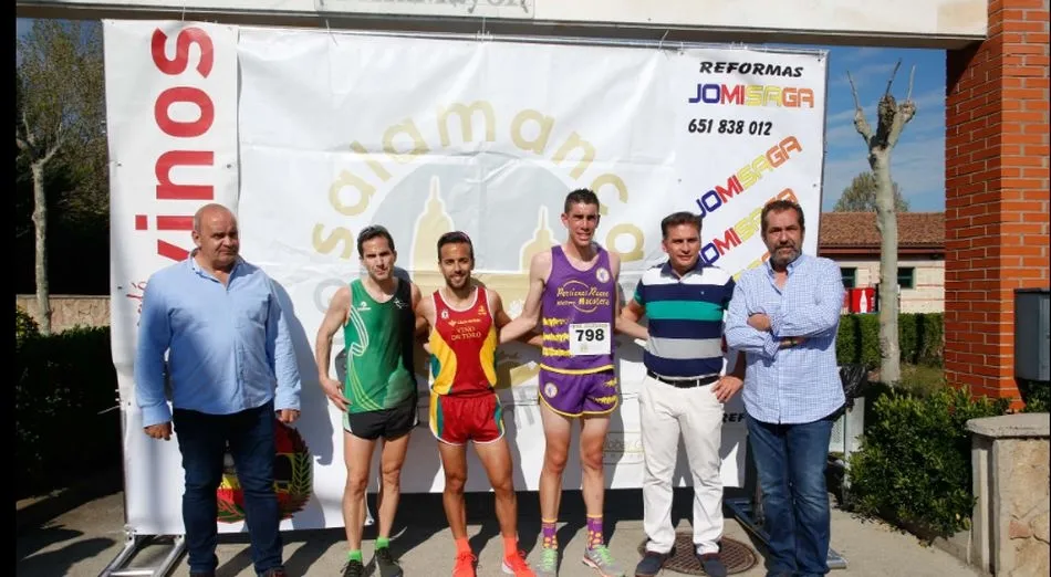 Los primeros clasificados y las autoridades de Villamayor / EL NORTE: EL