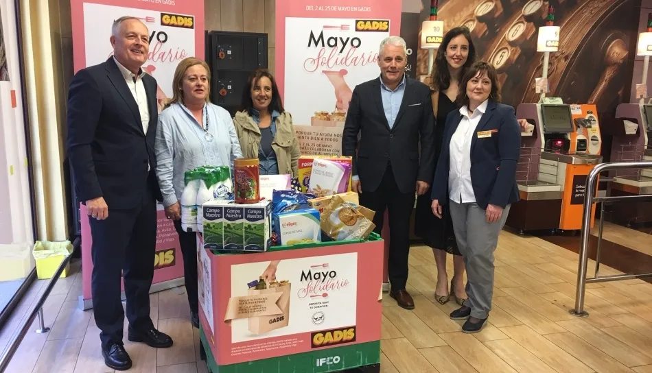 En la imagen, el director de Comunicación de GADISA, José Luis Fernández Astray; el delegado de la compañía en A Coruña, Baltasar López; la responsable de RSC, Iria Rodríguez, y representantes de los bancos de alimentos, que han presentado esta acción de