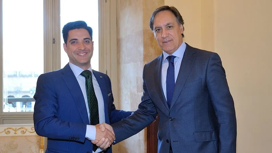 El alcalde de Salamanca, Carlos García Carbayo,  junto al director de Startup Olé, Emilio Corchado