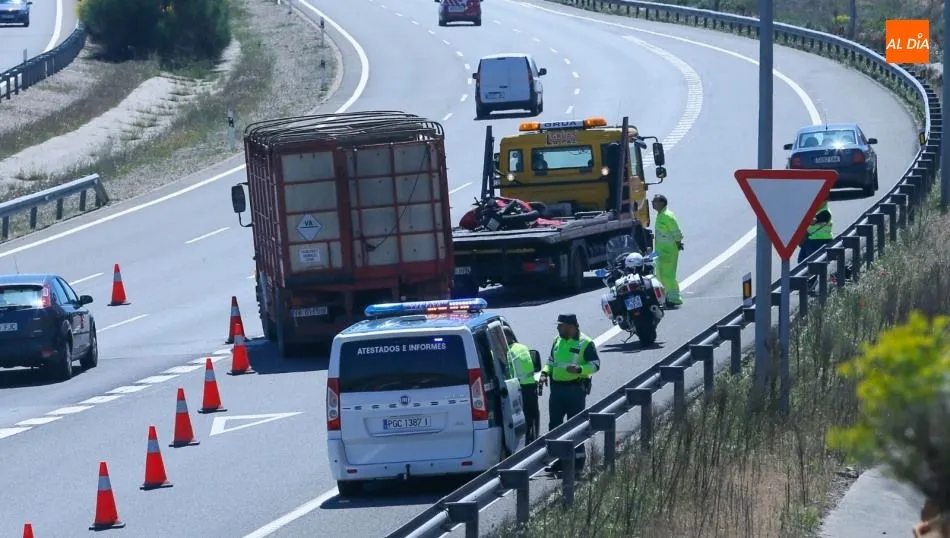 Agentes de la Guardia Civil regulando el tráfico junto al camión implicado en este accidente. Foto de Lydia González