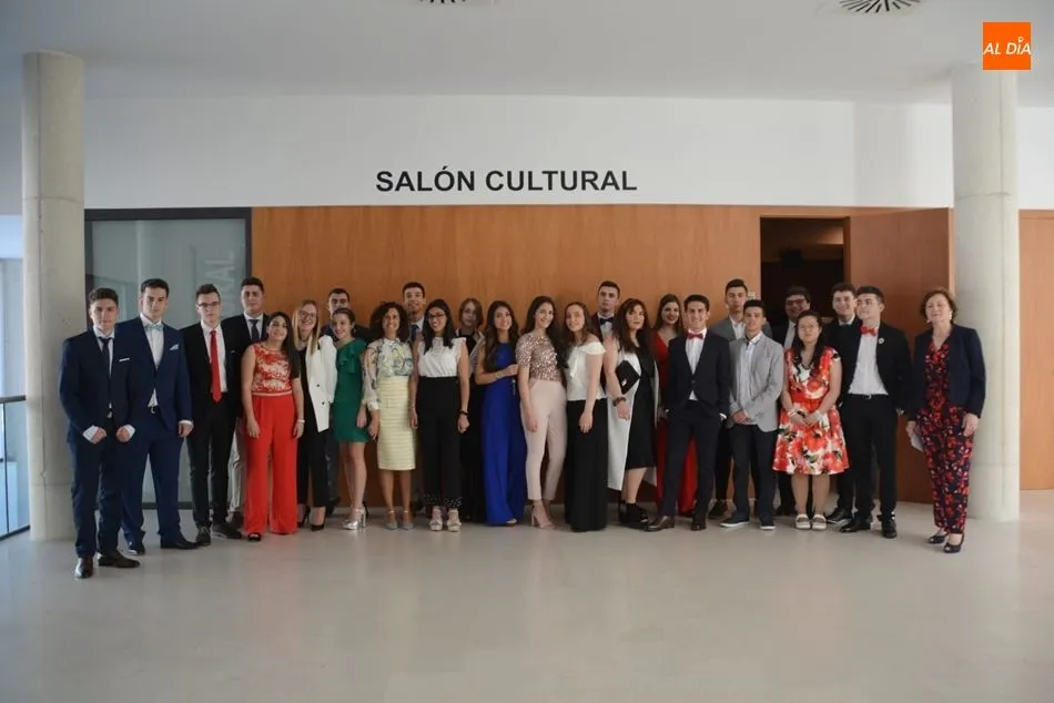 Los alumnos de Segundo de Bachillerato del Colegio Antonio Machado, en la ceremonia de graduación.