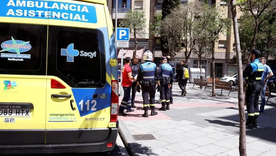 Agentes policiales en la plaza Claudio Rodríguez, tras la agresión. Foto EFE