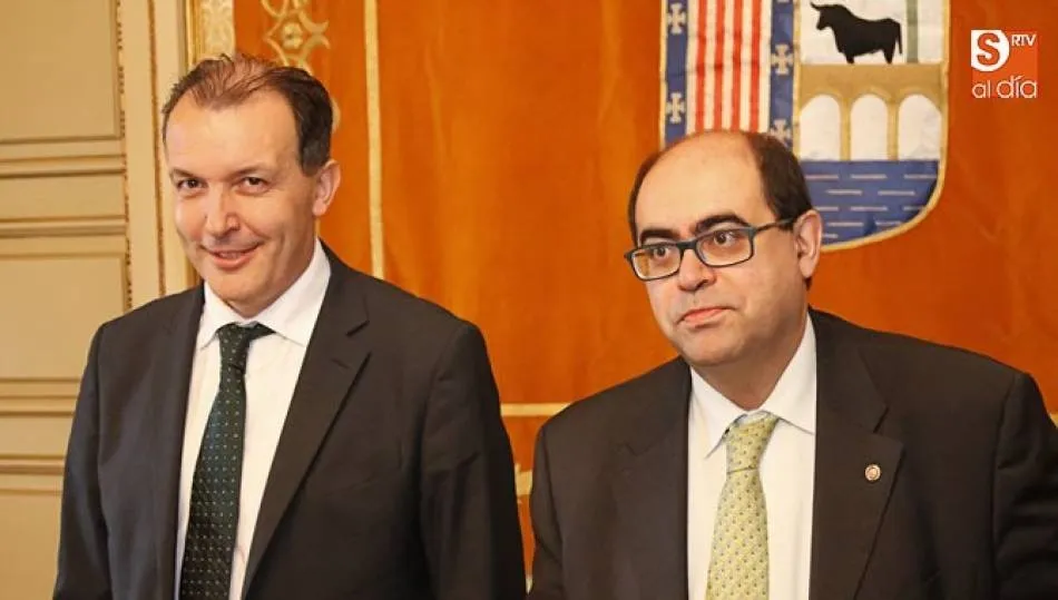 El concejal de Hacienda, Fernando Rodríguez, a la derecha