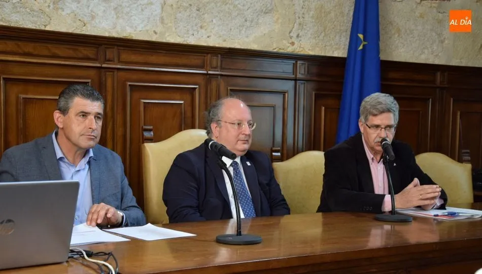 Inauguración de este foro con el diputado de Cultura, Julián Barrera, el vicerrector Enrique Cabero y el director del IDES, Juan Francisco Blanco. Foto de Eva Fernández