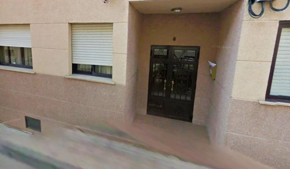 Vivienda de Montse Calvillo, donde tuvo lugar este asalto, por una de estas ventanas. Foto Google Maps