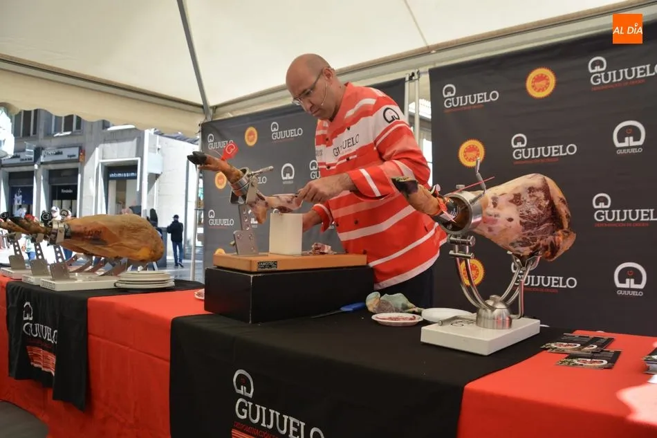 La DOP Guijuelo organiza degustaciones gratuitas de jamón en la plaza del Liceo