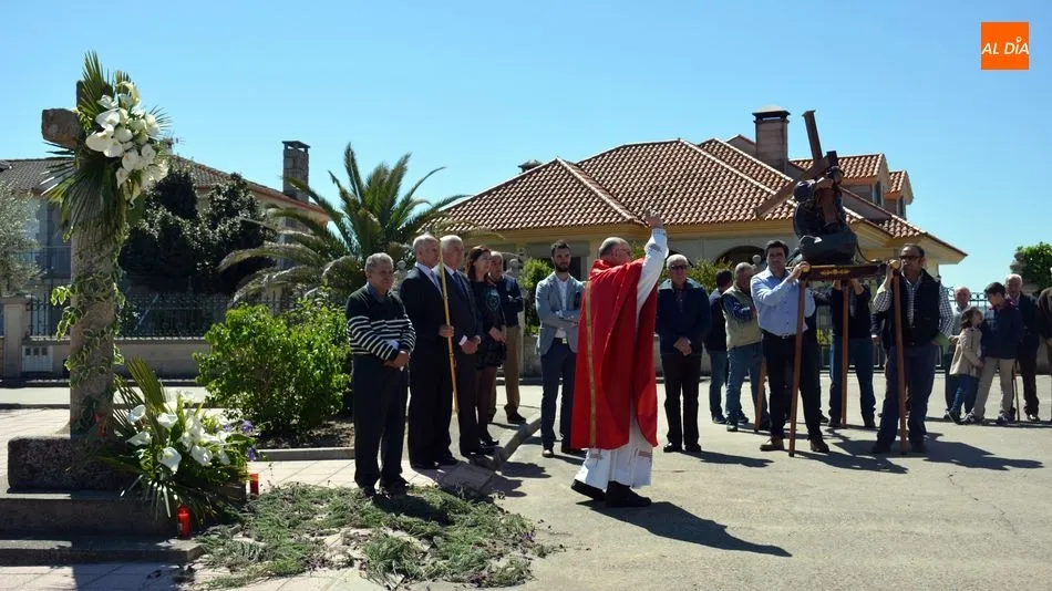 El sacerdote bendice los campos en presencia de las autoridades locales / E. Corredera