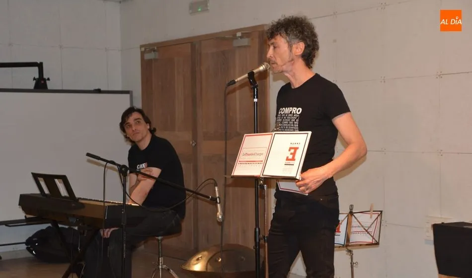 Emilio Papel, en la presentación de su poemario. Foto de Lydia González
